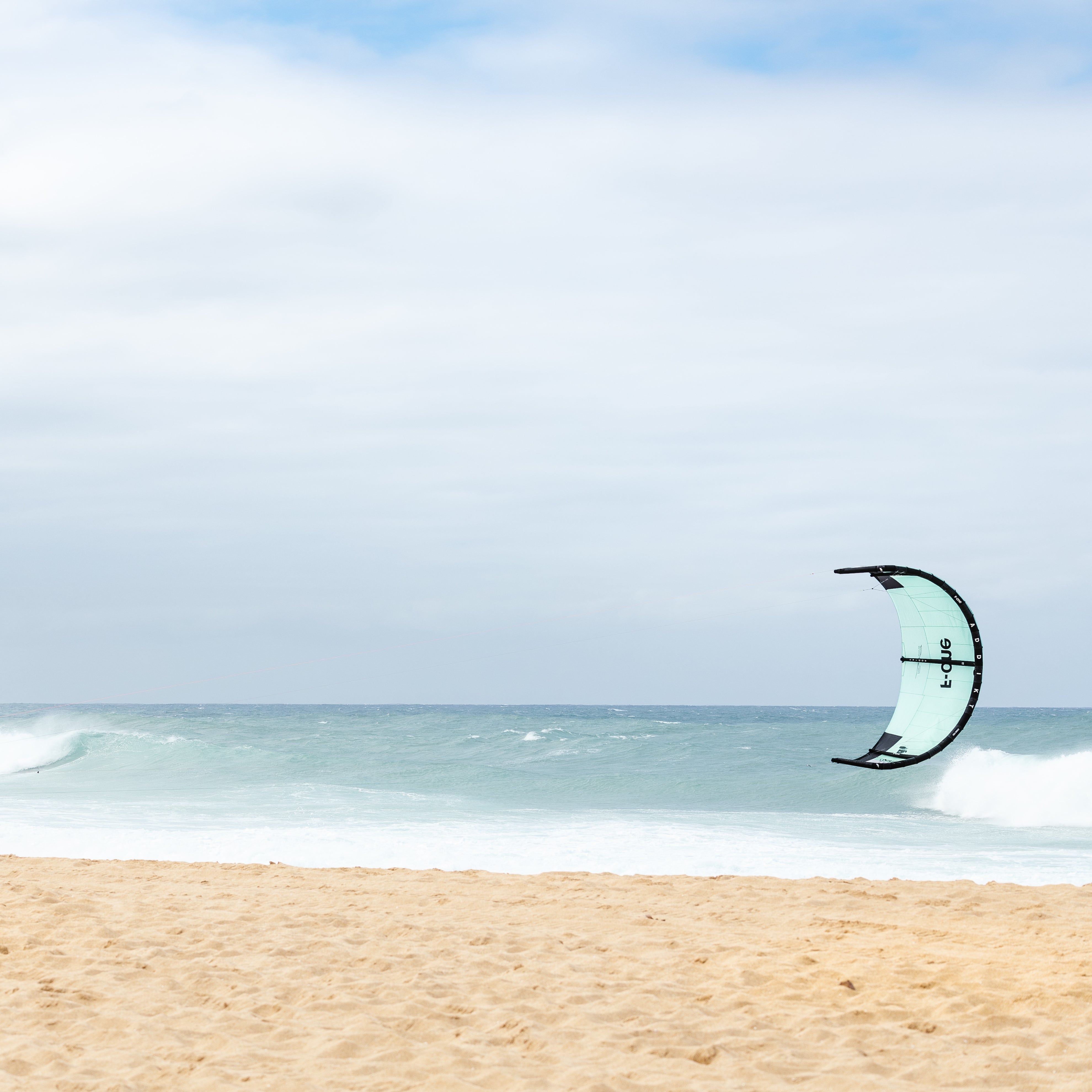 AILE DE KITESURF F-ONE ADDIKT TEC au bord de l'eau en action