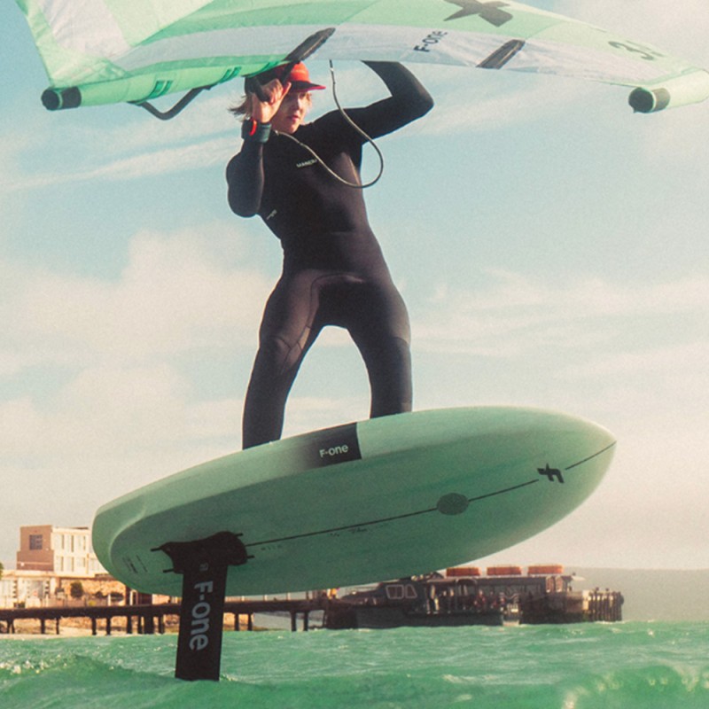 Planche foil F-One Rocket Wing S mint en navigation près du rivage